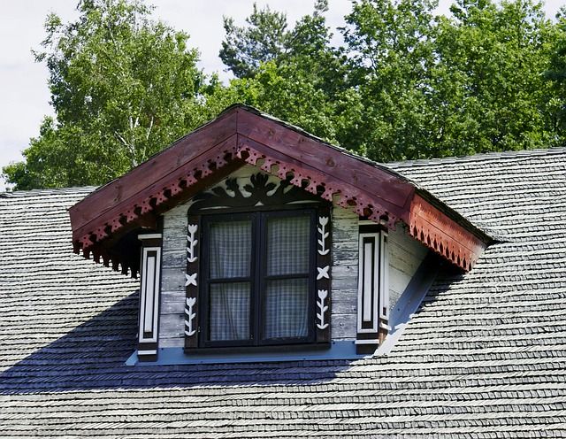 Różnice między wyłazem dachowym a oknem dachowym oraz przepisy dotyczące ich montażu